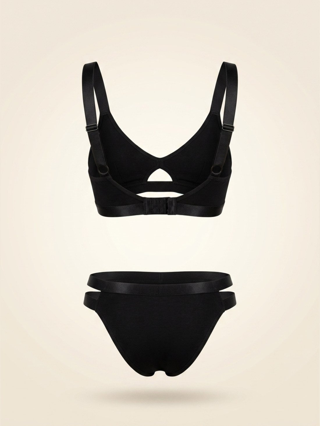 Ürün tek başına, hayalet manken tekniğiyle havada dururken — Siyah üçgen bralet takım; dolgusuz üçgen bralet ve yan çift saten şeritli külot. Diamels premium iç giyim.