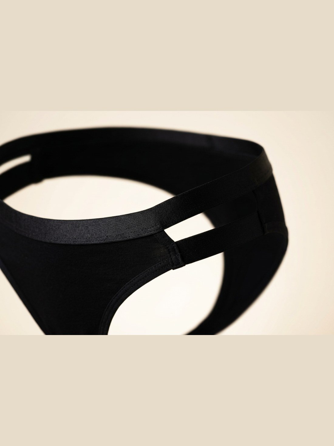 Manken üzerinde arkadan görünüm; sırt yapısı ve askı yerleşimi — Siyah üçgen bralet takım; dolgusuz üçgen bralet ve yan çift saten şeritli külot. Diamels premium iç giyim.