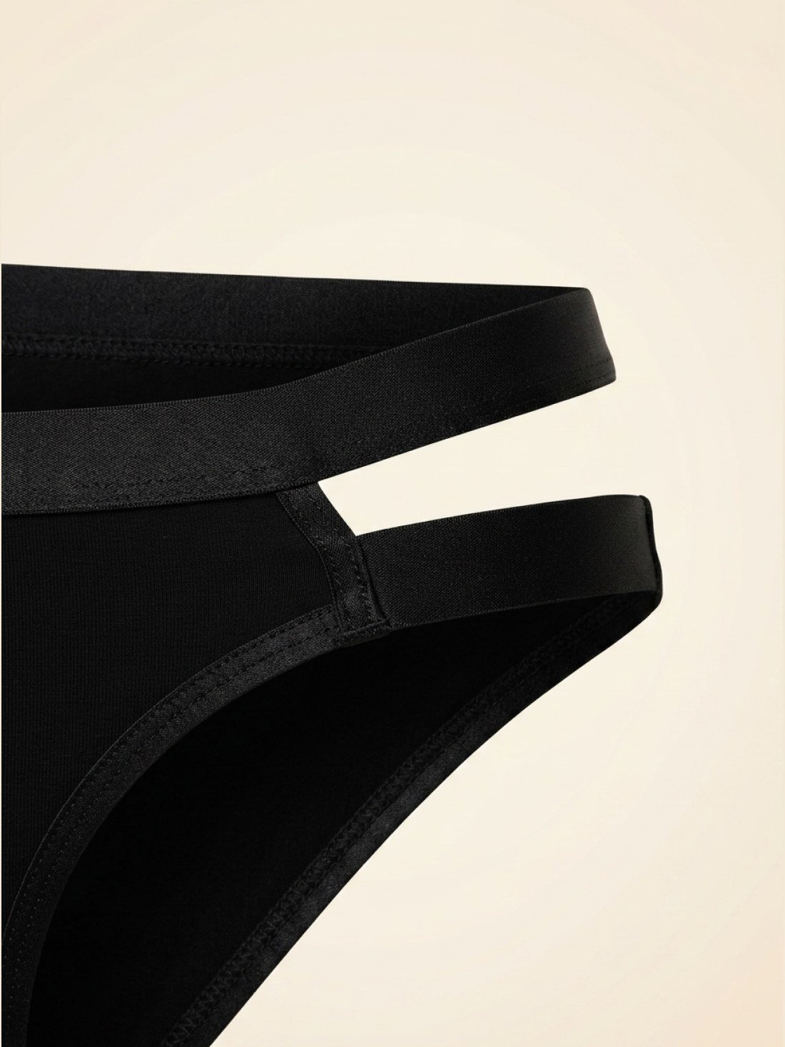 Yakın plan detay — külotun yan bandı ve şerit arasındaki açıklık — Siyah üçgen bralet takım; dolgusuz üçgen bralet ve yan çift saten şeritli külot. Diamels premium iç giyim.